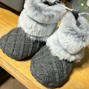 Baby winter knit booties